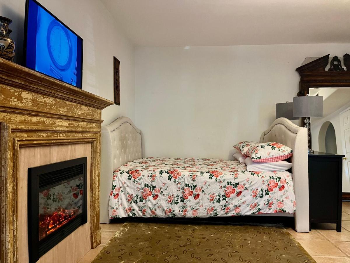 Hollywood Hills Homestay ロサンゼルス エクステリア 写真